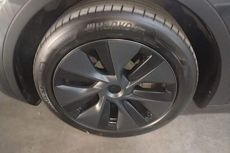 Used Tesla Model Y 2024 Long-Range All-Wheel-Drive Version Left Front Wheel Hub