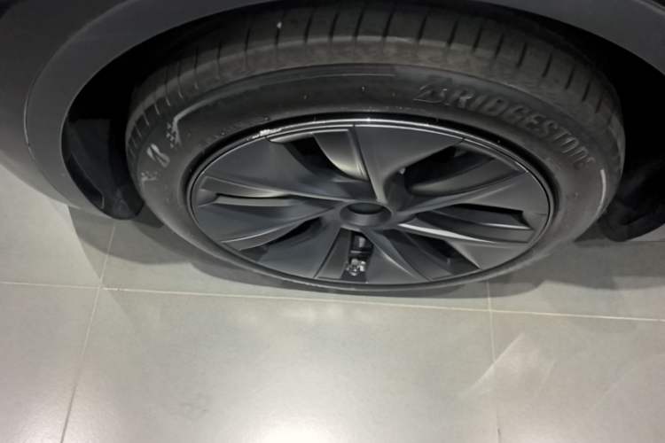 Used Tesla Model Y 2024 Rear-Wheel-Drive Version Left Front Wheel Hub