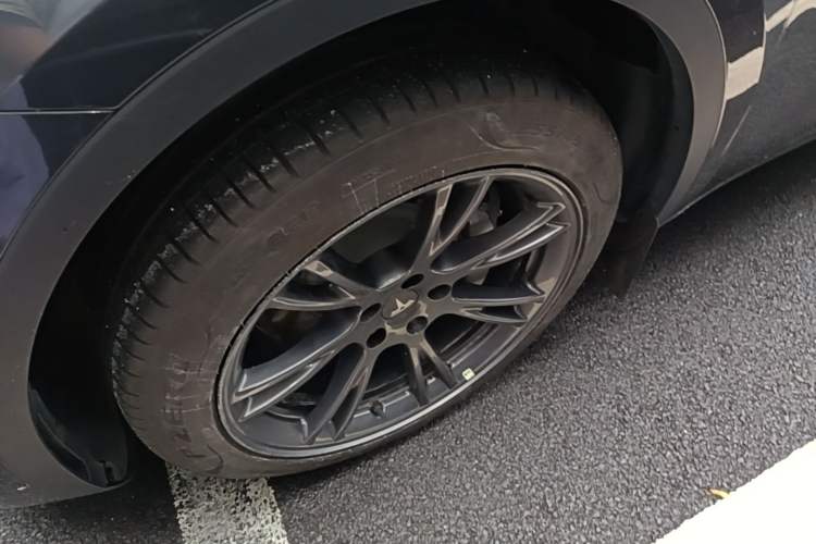 Used Tesla Model Y 2024 Long-Range All-Wheel-Drive Version Left Front Wheel Hub
