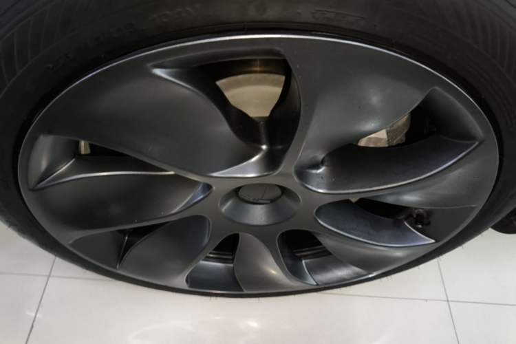 Used Tesla Model Y 2024 Rear-Wheel-Drive Version Left Front Wheel Hub