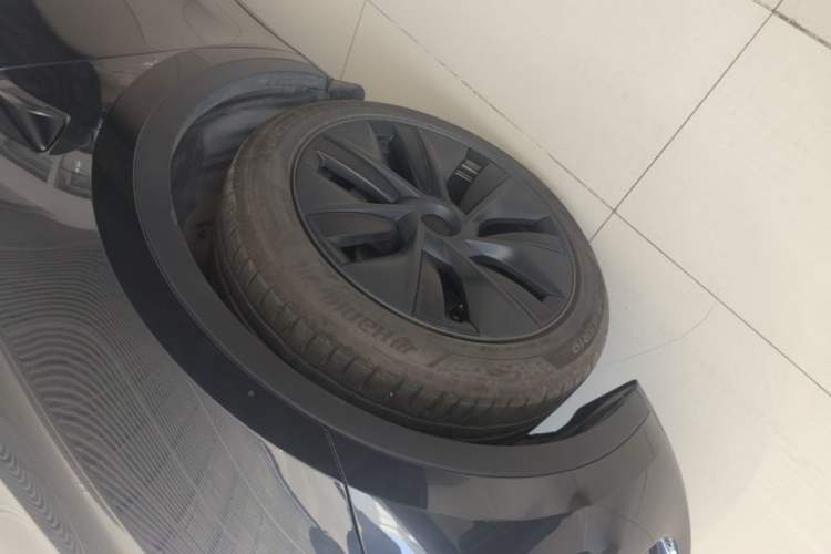 Used Tesla Model Y 2024 Long-Range All-Wheel-Drive Version Left Front Wheel Hub