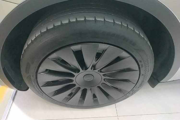 Used Tesla Model Y 2024 Rear-Wheel-Drive Version Left Front Wheel Hub