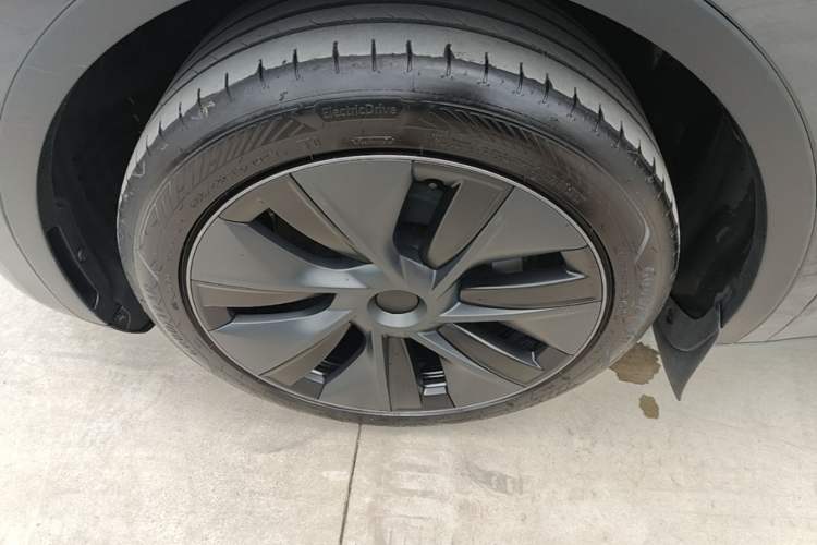 Used Tesla Model Y 2024 Rear-Wheel-Drive Version Left Front Wheel Hub