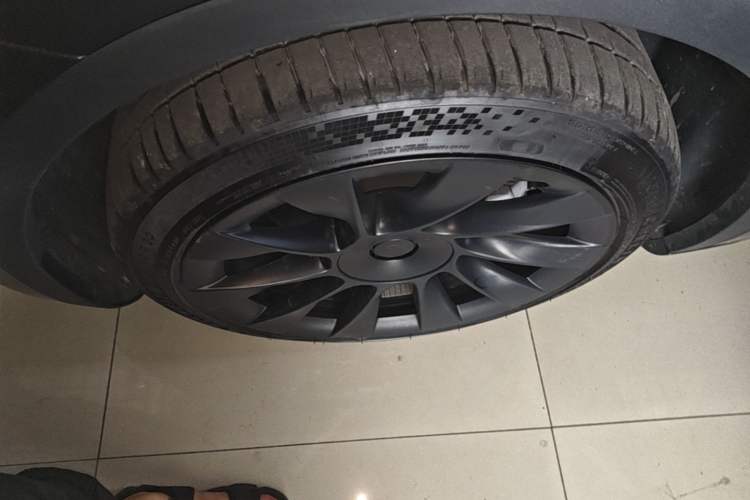 Used Tesla Model Y 2024 Long-Range All-Wheel-Drive Version Left Front Wheel Hub