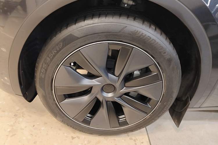 Used Tesla Model Y 2024 Long-Range All-Wheel-Drive Version Left Front Wheel Hub