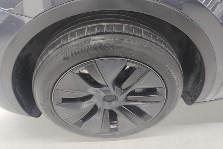 Used Tesla Model Y 2024 Long-Range All-Wheel-Drive Version Left Front Wheel Hub