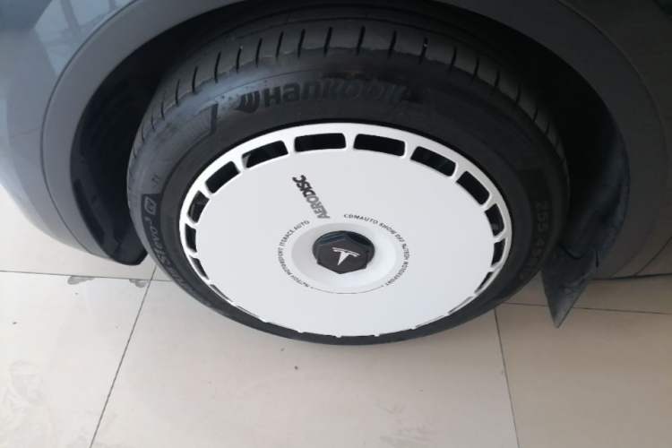 Used Tesla Model Y 2024 Long-Range All-Wheel-Drive Version Left Front Wheel Hub