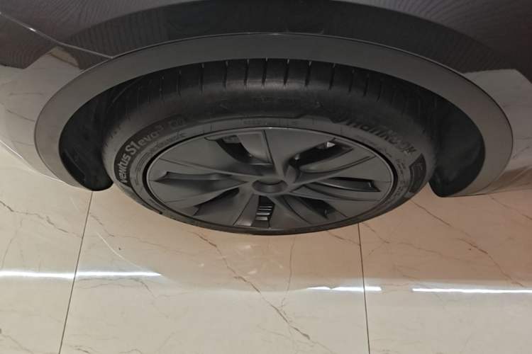 Used Tesla Model Y 2024 Long-Range All-Wheel-Drive Version Left Front Wheel Hub