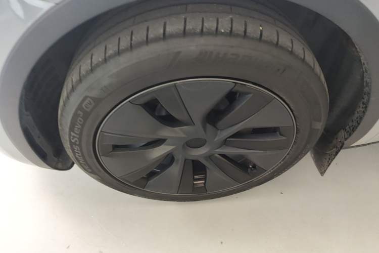 Used Tesla Model Y 2024 Long-Range All-Wheel-Drive Version Left Front Wheel Hub