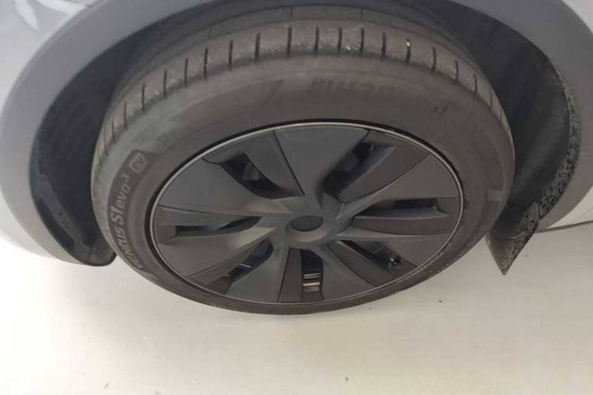 Used Tesla Model Y 2024 Long-Range All-Wheel-Drive Version Left Front Wheel Hub
