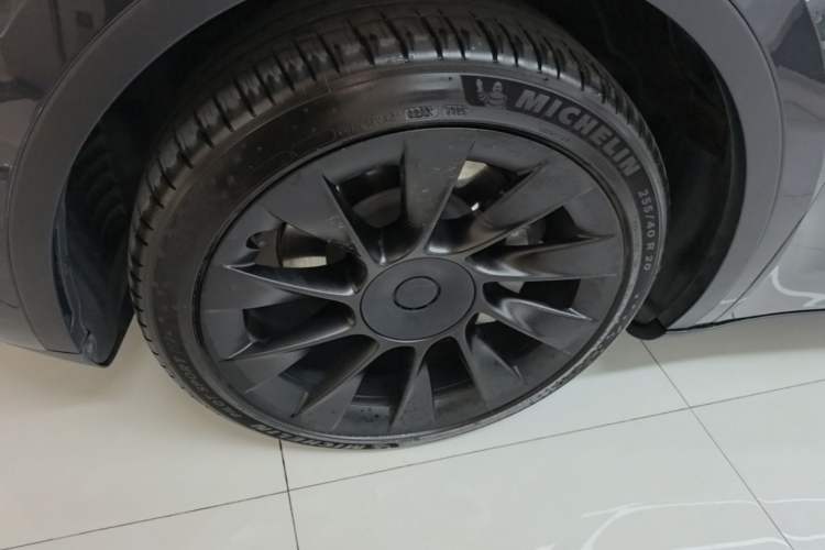 Used Tesla Model Y 2024 Long-Range All-Wheel-Drive Version Left Front Wheel Hub