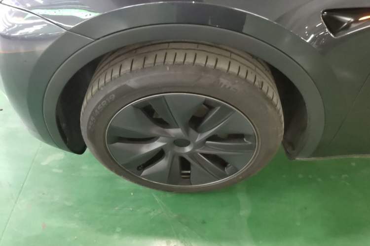 Used Tesla Model Y 2024 Long-Range All-Wheel-Drive Version Left Front Wheel Hub