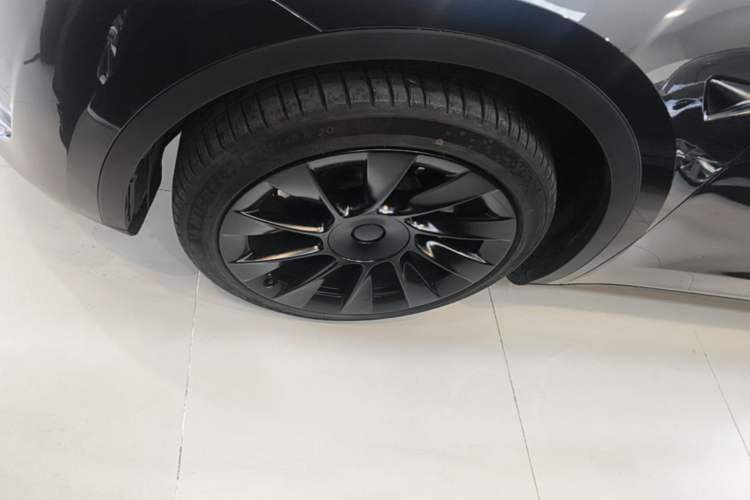 Used Tesla Model Y 2024 Long-Range All-Wheel-Drive Version Left Front Wheel Hub