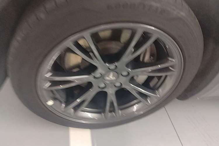 Used Tesla Model Y 2024 Rear-Wheel-Drive Version Left Front Wheel Hub