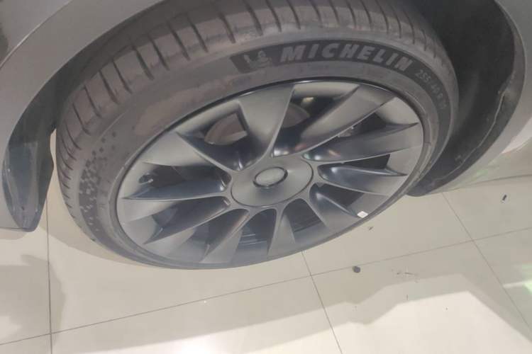 Used Tesla Model Y 2024 Long-Range All-Wheel-Drive Version Left Front Wheel Hub