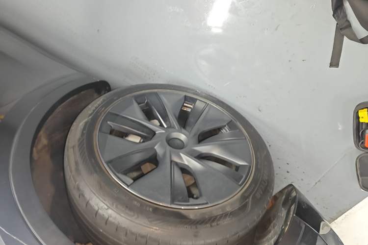 Used Tesla Model Y 2024 Rear-Wheel-Drive Version Left Front Wheel Hub