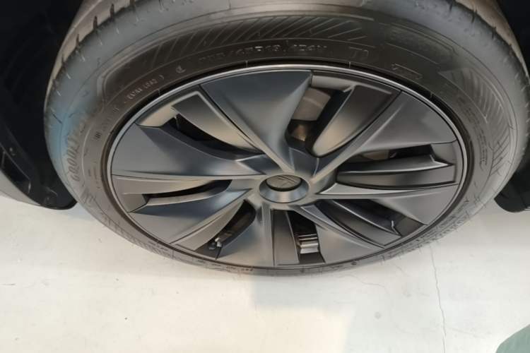 Used Tesla Model Y 2024 Rear-Wheel-Drive Version Left Front Wheel Hub