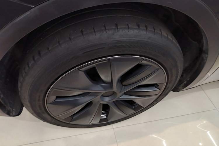 Used Tesla Model Y 2024 Rear-Wheel-Drive Version Left Front Wheel Hub