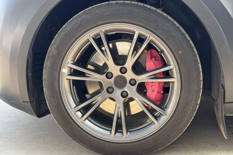 Used Tesla Model Y 2024 Rear-Wheel-Drive Version Left Front Wheel Hub