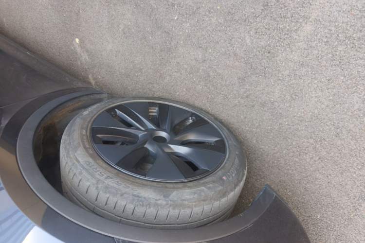 Used Tesla Model Y 2024 Long-Range All-Wheel-Drive Version Left Front Wheel Hub