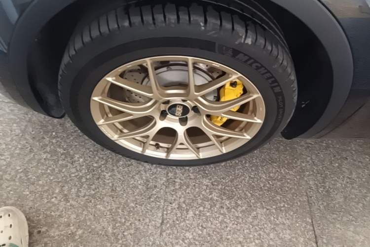 Used Tesla Model Y 2024 Rear-Wheel-Drive Version Left Front Wheel Hub