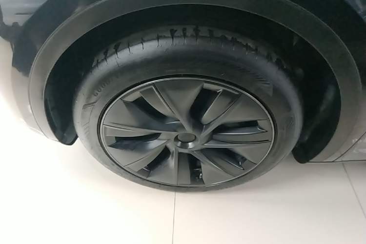 Used Tesla Model Y 2024 Rear-Wheel-Drive Version Left Front Wheel Hub