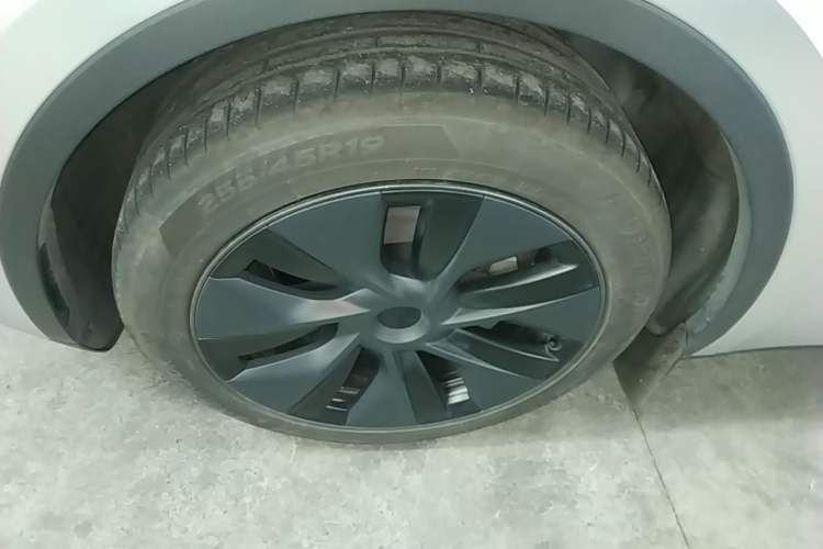 Used Tesla Model Y 2024 Long-Range All-Wheel-Drive Version Left Front Wheel Hub