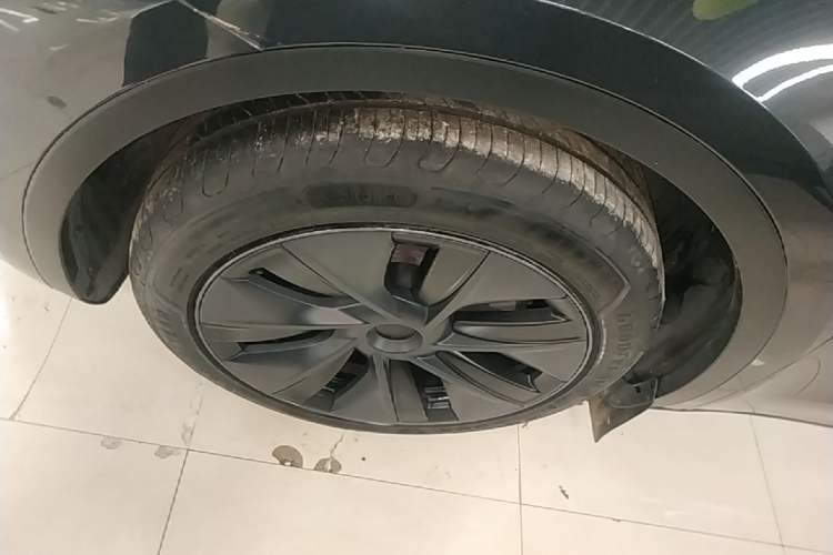 Used Tesla Model Y 2024 Long-Range All-Wheel-Drive Version Left Front Wheel Hub