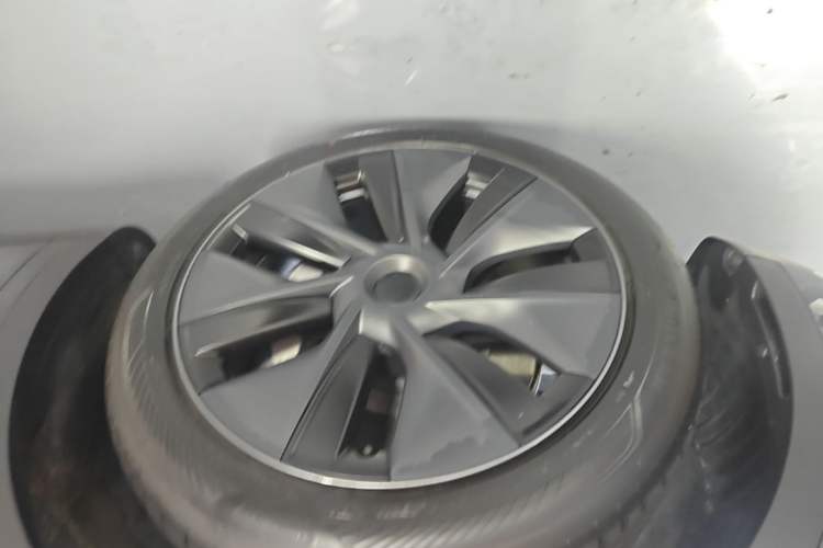 Used Tesla Model Y 2024 Rear-Wheel-Drive Version Left Front Wheel Hub