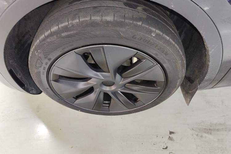 Used Tesla Model Y 2024 Rear-Wheel-Drive Version Left Front Wheel Hub