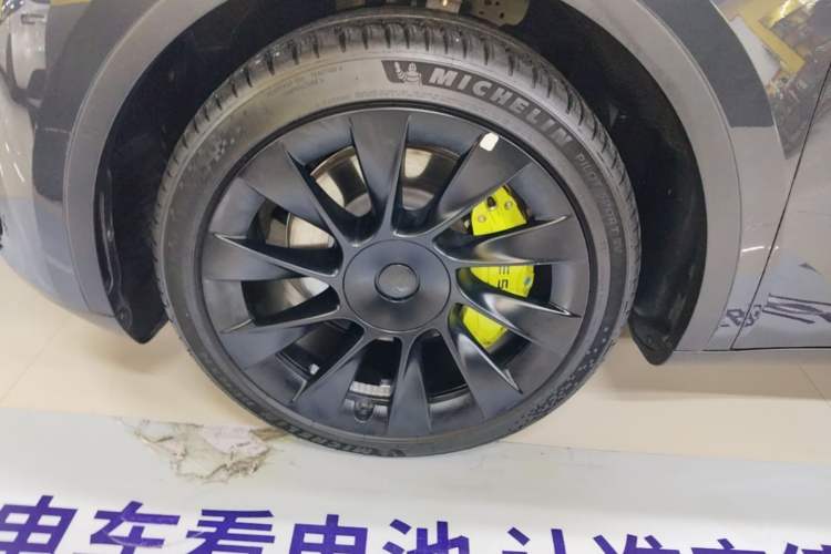 Used Tesla Model Y 2024 Long-Range All-Wheel-Drive Version Left Front Wheel Hub