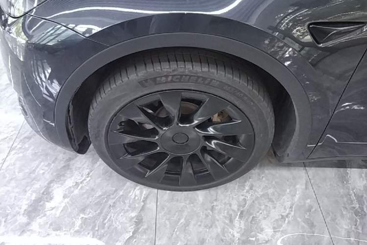 Used Tesla Model Y 2024 Long-Range All-Wheel-Drive Version Left Front Wheel Hub