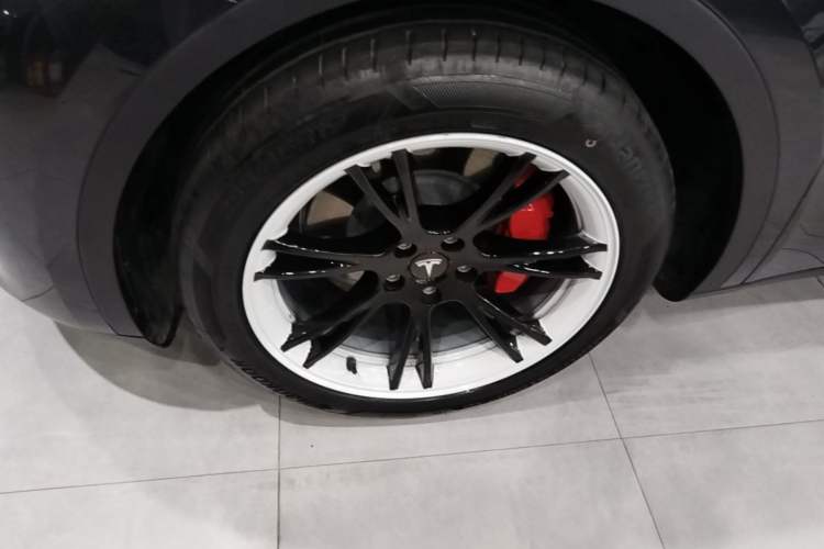 Used Tesla Model Y 2024 Long-Range All-Wheel-Drive Version Left Front Wheel Hub
