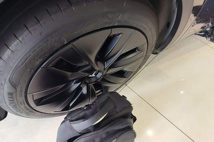Used Tesla Model Y 2024 Rear-Wheel-Drive Version Left Front Wheel Hub