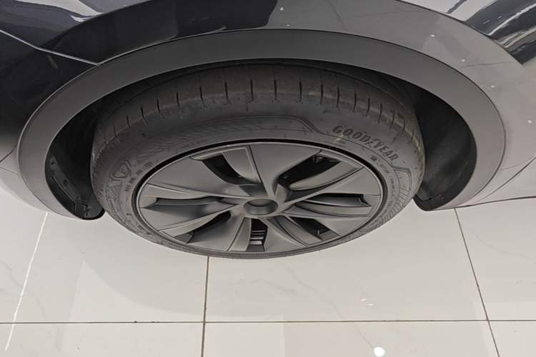 Used Tesla Model Y 2024 Rear-Wheel-Drive Version Left Front Wheel Hub