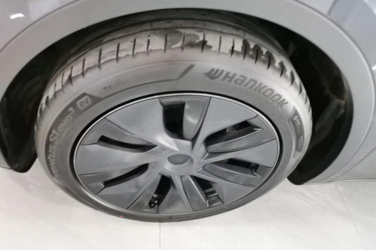 Used Tesla Model Y 2024 Long-Range All-Wheel-Drive Version Left Front Wheel Hub