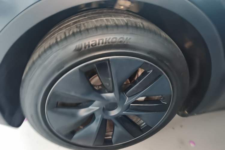 Used Tesla Model Y 2024 Long-Range All-Wheel-Drive Version Left Front Wheel Hub