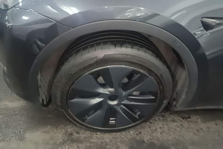 Used Tesla Model Y 2024 Long-Range All-Wheel-Drive Version Left Front Wheel Hub