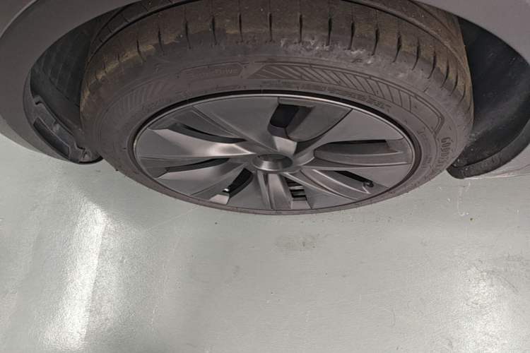 Used Tesla Model Y 2024 Rear-Wheel-Drive Version Left Front Wheel Hub