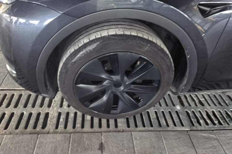 Used Tesla Model Y 2024 Rear-Wheel-Drive Version Left Front Wheel Hub