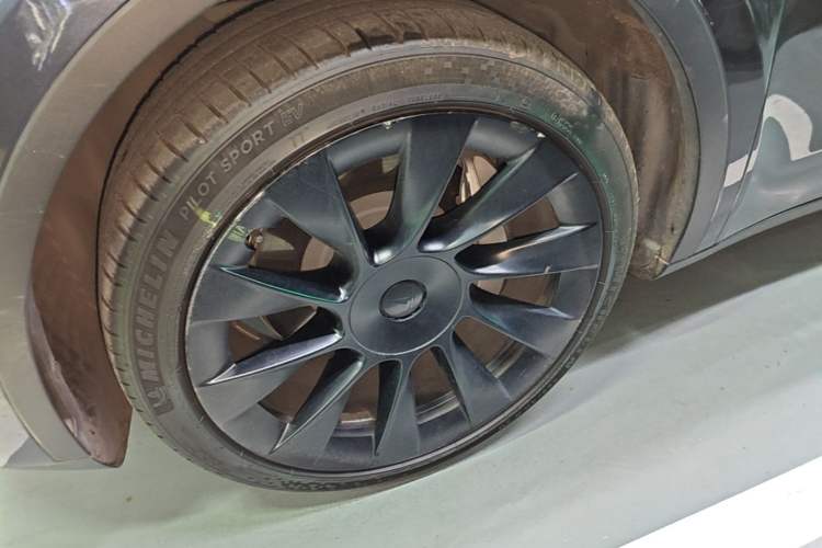 Used Tesla Model Y 2024 Rear-Wheel-Drive Version Left Front Wheel Hub