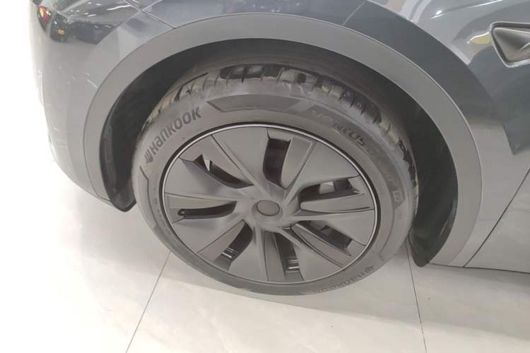 Used Tesla Model Y 2024 Long-Range All-Wheel-Drive Version Left Front Wheel Hub