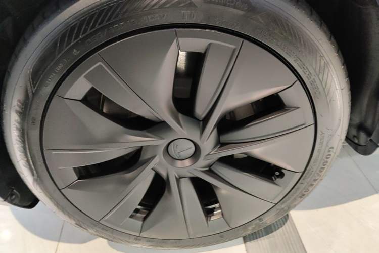 Used Tesla Model Y 2024 Rear-Wheel-Drive Version Left Front Wheel Hub