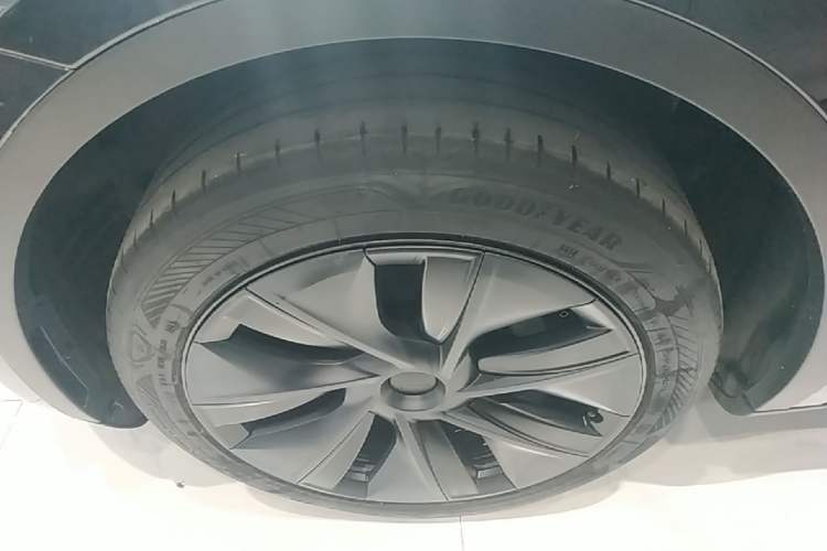 Used Tesla Model Y 2024 Rear-Wheel-Drive Version Left Front Wheel Hub