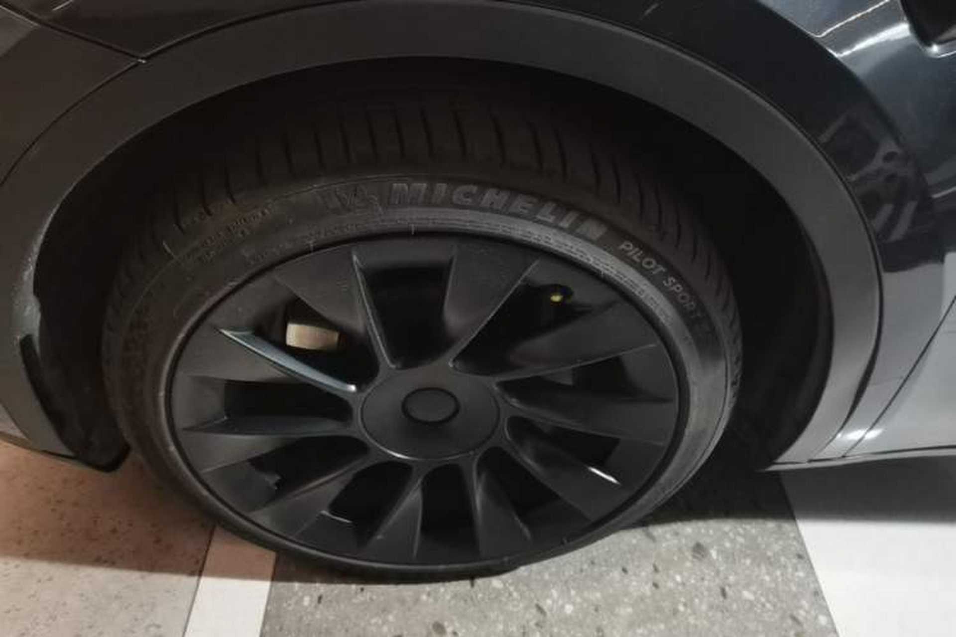 Used Tesla Model Y 2024 Long-Range All-Wheel-Drive Version Left Front Wheel Hub