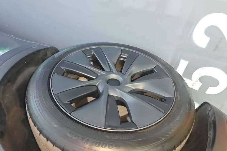 Used Tesla Model Y 2024 Rear-Wheel-Drive Version Left Front Wheel Hub