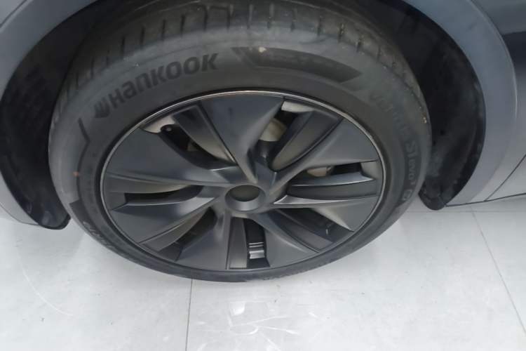Used Tesla Model Y 2024 Long-Range All-Wheel-Drive Version Left Front Wheel Hub