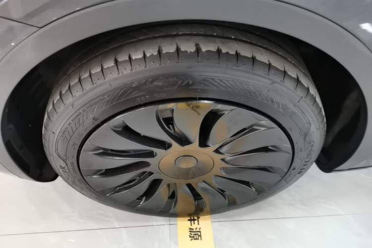 Used Tesla Model Y 2024 Long-Range All-Wheel-Drive Version Left Front Wheel Hub