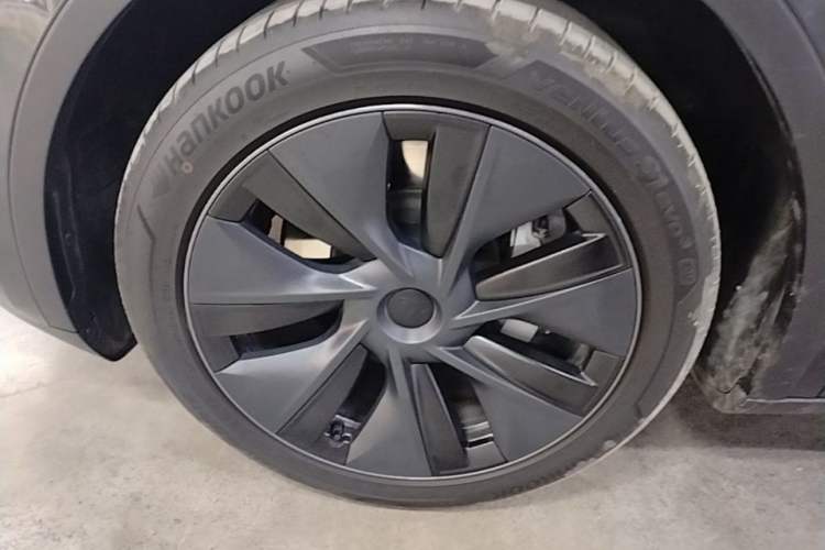 Used Tesla Model Y 2024 Long-Range All-Wheel-Drive Version Left Front Wheel Hub
