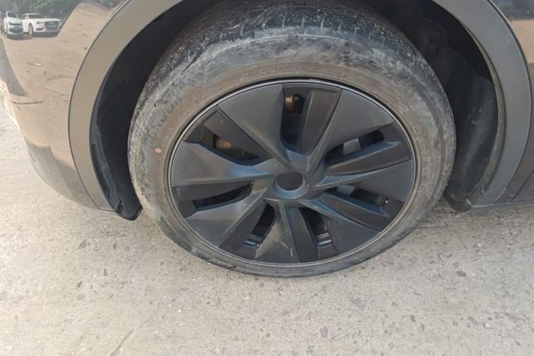 Used Tesla Model Y 2024 Long-Range All-Wheel-Drive Version Left Front Wheel Hub